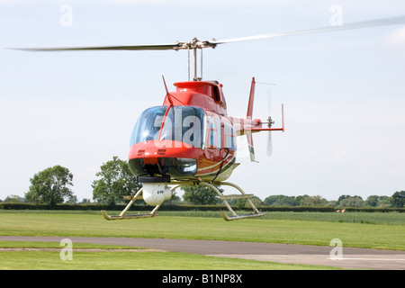 Bell 206L-3 LongRanger 111 G-CDYR im Flug abheben am Breighton Flugplatz Nase zeigt Kamera angebracht Stockfoto