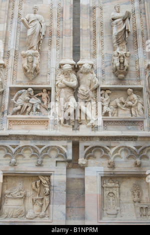 Details zu Carven auf Vorderseite des Dom in Mailand Stockfoto