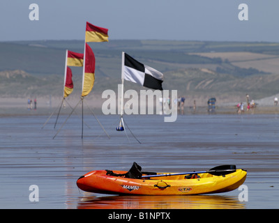 Surfen, Kanu auf der Sand am Westward Ho!, Devon, UK Stockfoto