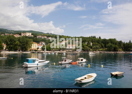 IKA Istrien Kroatien Europa ankern Boote im kleinen Fischerhafen und Hafen für Küstendorf am Kvarner Küste Stockfoto