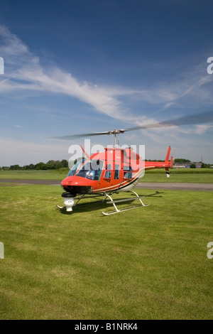 Bell 206L-3 LongRanger 111 G-CDYR auf dem Boden am Breighton Flugplatz Nase zeigt Kamera angebracht Stockfoto