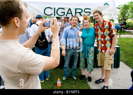 Fotograf nimmt Bild des neu gefundenen Freunden nach Buzz Schnitt bekommen. Grand Old Day Street Fair St Paul Minnesota USA Stockfoto