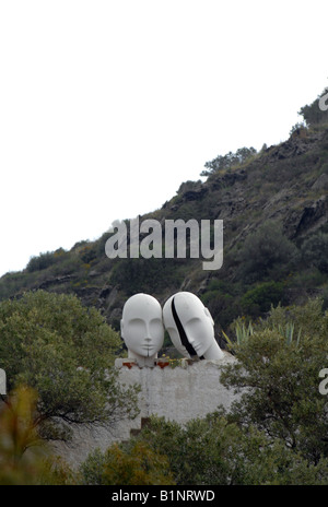 Zwei Kopf Skulptur auf Salvador Dali Haus, jetzt ein Museum, Port Lligat, Cadaques, Spanien Stockfoto