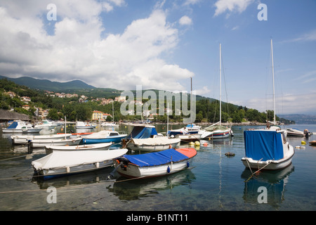IKA Istrien Kroatien Europa ankern Boote im kleinen Fischerhafen und Hafen für Küstendorf am Kvarner Küste in der Nähe von Opatija Stockfoto