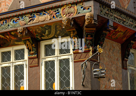 Dekorative Holzarbeiten auf dem Knockenhaueramtshaus auf dem historischen Marktplatz, Hildesheim, Niedersachsen, Deutschland. Stockfoto