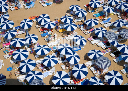 Große Sonnenschirme an einem privaten Strand Antenne Kilyos Schwarzmeer Küste von Istanbul Türkei Stockfoto