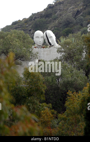 Zwei Kopf Skulptur auf Salvador Dali Haus, jetzt ein Museum, Port Lligat, Cadaques, Spanien Stockfoto