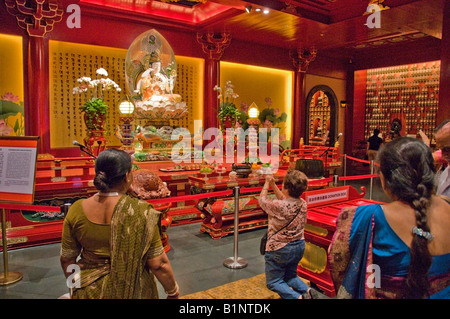 Buddha in New Buddha Tooth Relic Temple und Museum an der South Bridge Road in Singapur anzeigen Stockfoto
