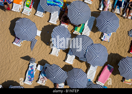 Große Sonnenschirme an einem privaten Strand Antenne Kilyos Schwarzmeer Küste von Istanbul Türkei Stockfoto