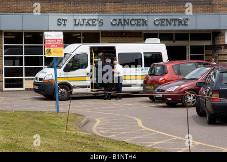 Eingang zum St. Luke s Krebszentrum des NHS Royal Surrey County Hospital in Guildford, England, Vereinigtes Königreich. Juni 2008. Stockfoto