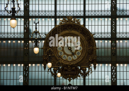 Musée d ' Orsay Uhr und Beleuchtung in Paris. Musée d ' Orsay Stockfoto