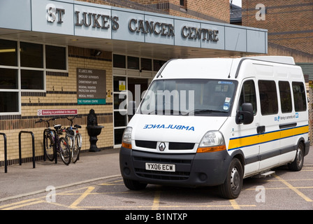 Eingang zum St. Luke s Krebszentrum des NHS Royal Surrey County Hospital in Guildford, England, Vereinigtes Königreich. Juni 2008. Stockfoto