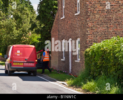 Post-Frau und rot Postamt van ländlichen Nachnahme Runde in East Yorkshire England UK Stockfoto