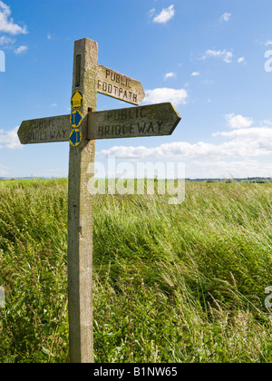 Wegweiser aus Holz zeigt öffentliche Footpaths und Bridleways Marschland, Yorkshire, Großbritannien Stockfoto