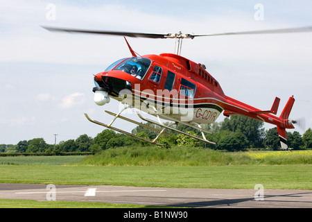 Bell 206L-3 LongRanger 111 G-CDYR im Flug landet auf dem Breighton Flugplatz Nase zeigt Kamera angebracht Stockfoto