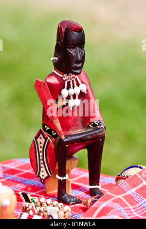 Traditionelle Hand geschnitzte Holzfigur afrikanische Massai. Stockfoto