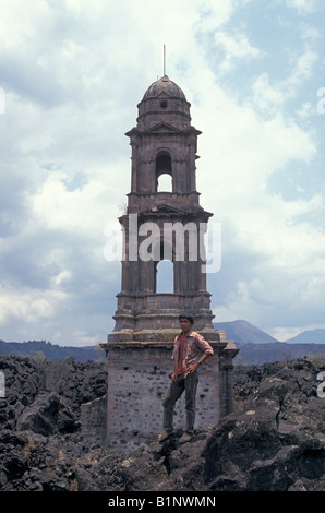 Ein Purepecha Führer und halb versunkenen Kirchturm der Kirche Templo de San Juan Parangaricutiro, Michoacan, Mexiko Stockfoto