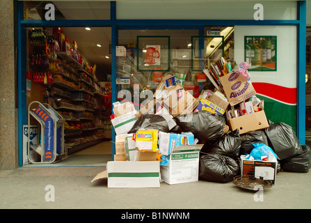 Müll stapelten sich vor einem Geschäft in London UK Stockfoto