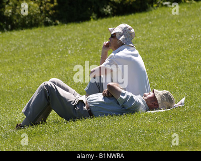 Altes Ehepaar auf dem Rasen genießen die Sommersonne. Stockfoto