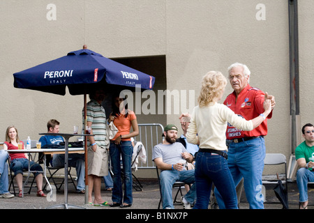 Sportliches Paar Alter 66 und 40 Tanz im Biergarten. Grand Old Day Street Fair St Paul Minnesota USA Stockfoto