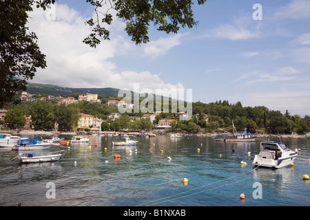 IKA Istrien Kroatien Europa ankern Boote im kleinen Fischerhafen und Hafen für Dorf am Meer am Lungomare Küstenweg Stockfoto