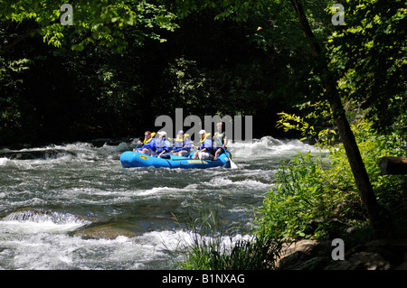 Eine Gruppe River-rafting auf dem Nantahala Fluss in Nord-Carolina, Vereinigte Staaten von Amerika. Stockfoto