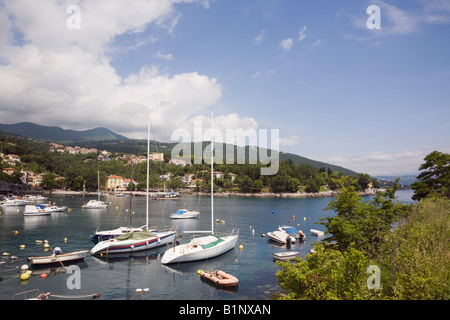 IKA Istrien Kroatien Europa ankern Boote im kleinen Fischerhafen und Hafen für Küstendorf am Kvarner Küste in der Nähe von Opatija Stockfoto
