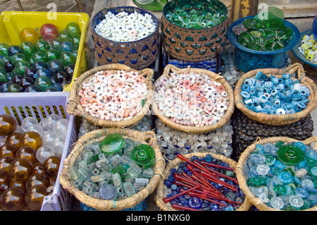 Eine Vielzahl von Körben mit Kugeln Perlen und Schmuck zum Verkauf auf dem Khan El Khalili Markt in Kairo Ägypten Stockfoto