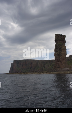 Der Old Man of Hoy, Orkney, Schottland. Vom Meer aus gesehen. Stockfoto