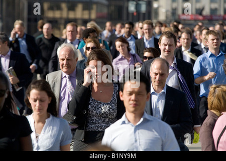 Menschen, die über London Brücke zu Stoßzeiten London England Großbritannien UK Stockfoto