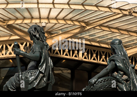 Musée d ' Orsay Eingang Markise und Skulpturen, Paris Stockfoto