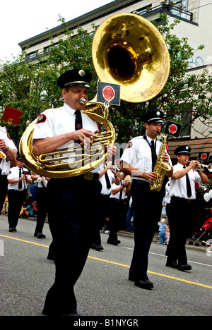 Saxophon Trompete Tubisten in Blaskapelle am Point Grey Fiesta Tag Vancouver Festzug Stockfoto