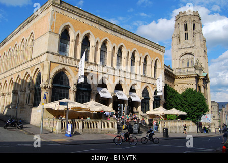 Browns Bar & Brasserie und Wills Memorial Building, Queens Road, Bristol, England, Vereinigtes Königreich Stockfoto