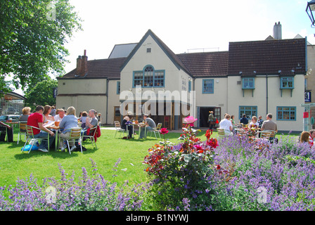 The Hole in the Wall Pub and Garden, Queen Square, Bristol, England, Großbritannien Stockfoto