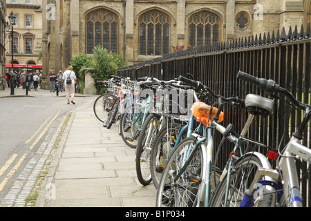 Eine Reihe von abgestellten Fahrrädern entlang einigen schmiedeeisernen Geländer in einer alten historischen englischen Stadt Stockfoto