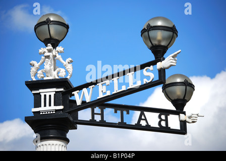 Alten viktorianischen Wegweiser nach Bath und Wells, Bristol, England, Vereinigtes Königreich Stockfoto