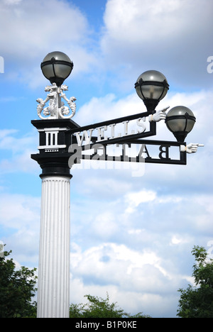 Alten viktorianischen Wegweiser nach Bath und Wells, Bristol, England, Vereinigtes Königreich Stockfoto