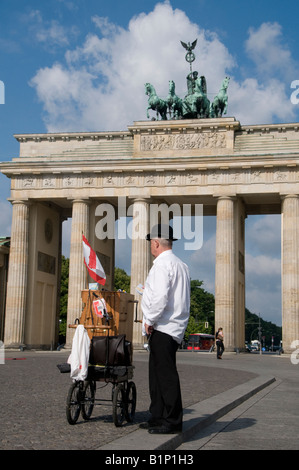 Ein Straßenmusiker steht am Brandenburger Tor, Branderburger Tor am Pariser Platz Berlin Stockfoto