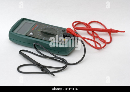 Digital-Multimeter mit führt vor weißem Hintergrund UK Stockfoto