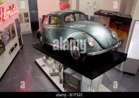 Einen alten VW Volkswagen Beetle Auto im DHM Deutsches Historisches Museum Zeughaus des Deutschen Historischen Museums in Berlin Mitte Berlin Deutschland Quartal angezeigt Stockfoto