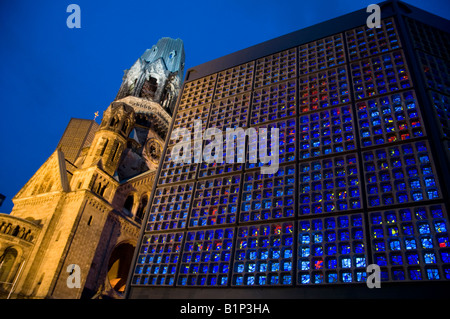 Kaiser-Wilhelm-gedächtniskirche mit der neuen Kirche von Eiermann mit Buntglaseinlagen, die von Gabriel Loire in Berlin entworfen wurden Stockfoto