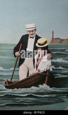 Nostalgische Liebe Liebhaber in gefälschten Ruderboot ca. 1909-Postkarte Stockfoto