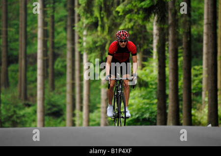 Radfahrer in den Hügeln von der Eifel in der Nähe von Bad Ahrweiler, Deutschland. Stockfoto