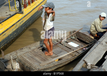 Wasser und Getränke-Anbietern mit Schlange in Kompong Loung - einer schwimmenden Stadt auf dem Tonle Sap oder Great Lake in der Nähe von Siem Reap Kambodscha Stockfoto