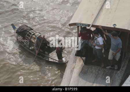 Wasser und Getränke-Anbietern mit Schlange in Kompong Loung - einer schwimmenden Stadt auf dem Tonle Sap oder Great Lake in der Nähe von Siem Reap Kambodscha Stockfoto