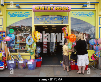 ROCK UND SPIELZEUG SHOP AUF SEITE WHITBY HAFENDORF SOMMER NORTH YORKSHIRE VEREINIGTES KÖNIGREICH UK Stockfoto