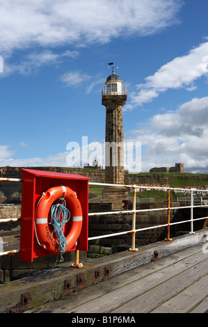 WHITBY LIGHTHOUSE PIER ST. MARGARETS KIRCHE UND ABTEI SOMMER Stockfoto