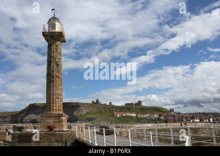 WHITBY LIGHTHOUSE PIER ST. MARGARETS KIRCHE UND ABTEI SOMMER Stockfoto