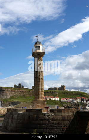 WHITBY LIGHTHOUSE PIER ST. MARGARETS KIRCHE UND ABTEI SOMMER Stockfoto