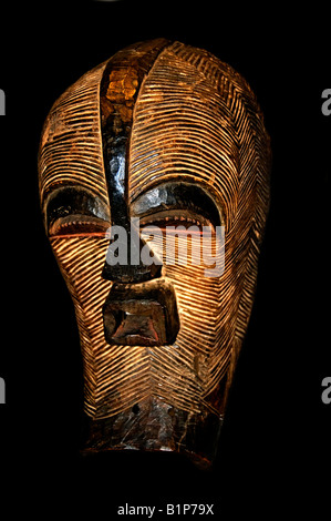 Kifweben-Maske aus Holz, handgeschnitzt aus dem Volk der Songye in der Demokratischen Republik Kongo (DRK), Zentralafrika. Antike Afrikanische Küche Stockfoto